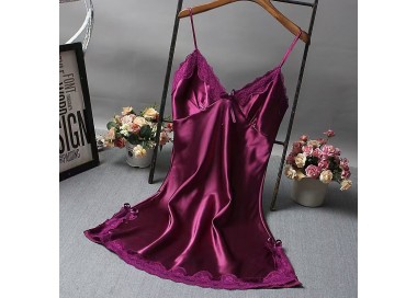 Robe de nuit sexy en satin violet